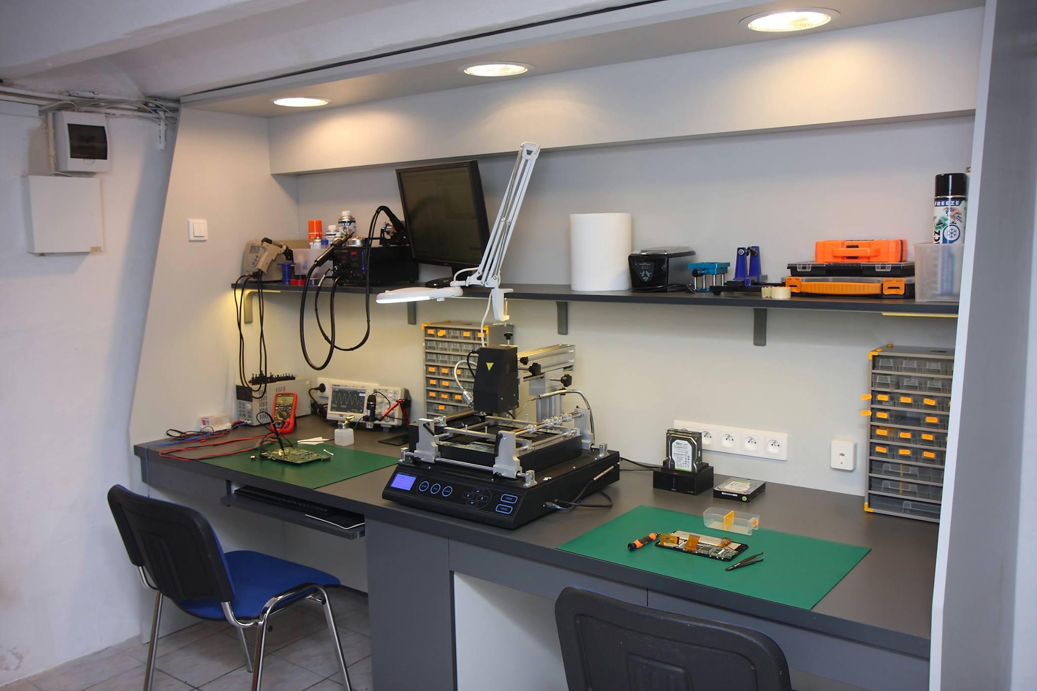 Stanowisko do naprawy komputerów i elektroniki w INTRAsoft